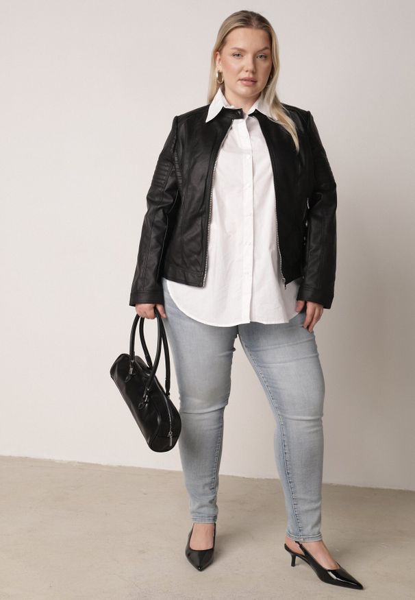 Born2be - Czarna Kurtka Ramoneska o Taliowanym Kroju ze Stójką na Nap Lissae. Okazja: na co dzień. Typ kołnierza: kołnierzyk stójkowy. Kolekcja: plus size. Kolor: czarny. Materiał: jeans. Styl: casual, klasyczny, elegancki