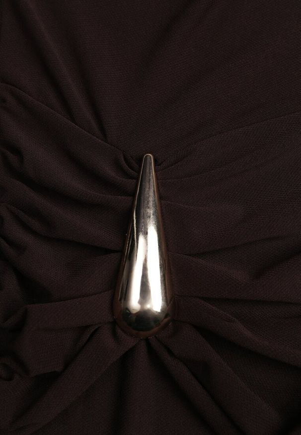 Renee - Brązowa Elegancka Sukienka Bodycon Zdobiona Marszczeniem i Aplikacjami Paphypso. Okazja: na imprezę. Kolor: brązowy. Materiał: materiał. Wzór: aplikacja. Typ sukienki: bodycon. Styl: elegancki