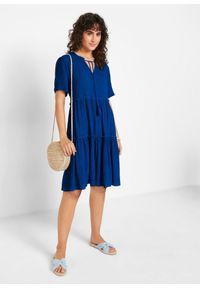 bonprix - Sukienka z kreszowanej wiskozy z ozdobnym elementem w dekolcie, dł. do kolan. Typ kołnierza: dekolt w serek. Kolor: niebieski. Materiał: wiskoza, materiał. Długość: midi #1