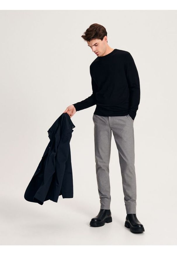 Reserved - Sweter z wiskozą - czarny. Kolor: czarny. Materiał: wiskoza. Styl: klasyczny