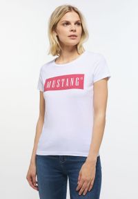 Mustang - MUSTANG ALINA C DAMSKI T-SHIRT KOSZULKA LOGO NADRUK GENERAL WHITE 1013220 2045. Wzór: nadruk