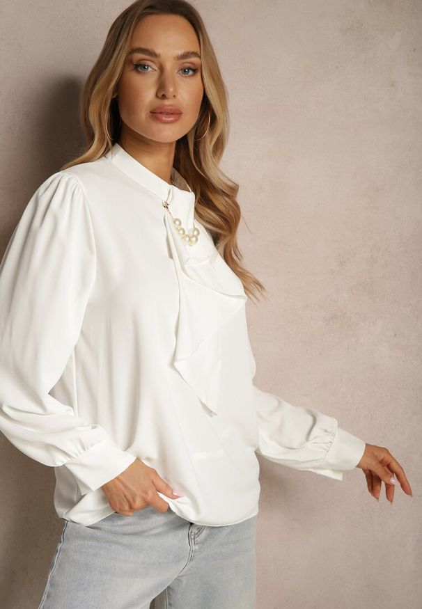 Renee - Biała Bluzka z Ozdobnymi Perełkami i Falbaną Mirretis. Okazja: na spotkanie biznesowe, na co dzień. Kolor: biały. Materiał: jeans. Wzór: aplikacja. Styl: casual, biznesowy