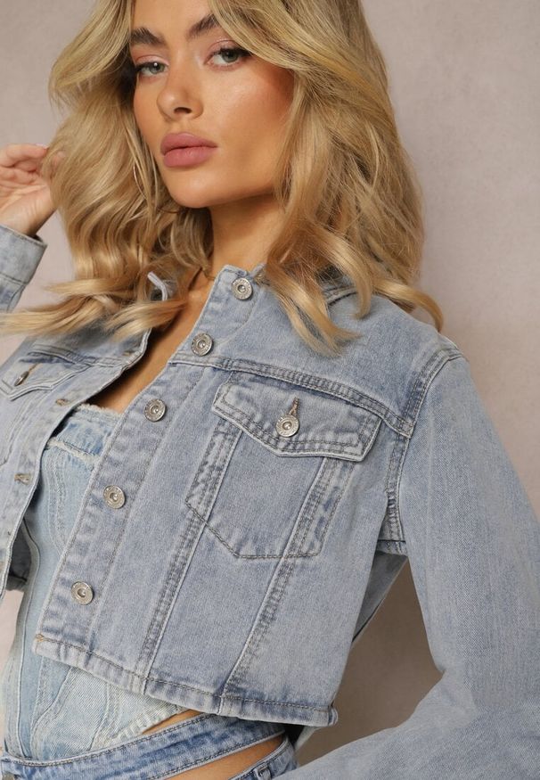 Renee - Niebieska Jeansowa Krótka Kurtka z Zapinanymi na Guziki Kieszeniami Mightema. Okazja: na co dzień. Kolor: niebieski. Materiał: jeans. Długość: krótkie. Sezon: lato, wiosna. Styl: klasyczny, elegancki, casual