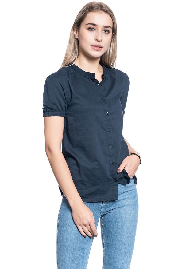 Mustang - KOSZULA DAMSKA MUSTANG Elsa Basic Blouse BLUE NIGHTS 1009453 4085. Typ kołnierza: kołnierzyk stójkowy. Materiał: materiał. Długość rękawa: krótki rękaw
