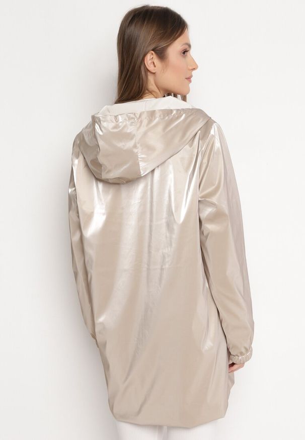 Born2be - Jasnobeżowa Kurtka Dwustronna z Nieodpinanym Kapturem i Metalicznym Efektem Lirednil. Kolor: beżowy. Wzór: gładki. Styl: elegancki