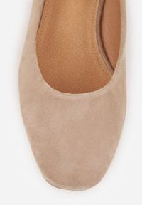 Renee - Ciemnobeżowe Czółenka z Wkładką z Naturalnej Skóry i Metaliczną Wstawką Sariann. Kolor: beżowy. Materiał: skóra. Obcas: na obcasie. Styl: elegancki. Wysokość obcasa: średni #2