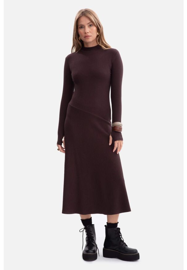 BeWear - Bawełniana sukienka dzianinowa z golfem rozkloszowana c.brąz. Typ kołnierza: golf. Kolor: brązowy. Materiał: dzianina, bawełna. Sezon: zima, jesień