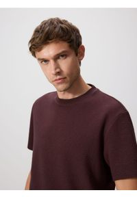 Reserved - Strukturalny t-shirt comfort fit - brązowy. Kolor: brązowy. Materiał: bawełna, dzianina