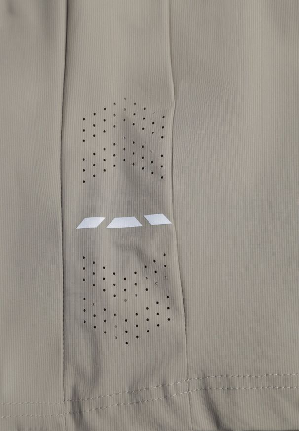 Born2be - Ciemnobeżowe Szorty w Sportowym Stylu ze Sznurkami i Zasuwanymi Kieszeniami Abateia. Okazja: na co dzień. Kolor: beżowy. Materiał: materiał. Wzór: napisy. Sezon: lato. Styl: sportowy