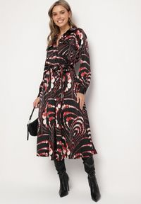 Born2be - Czarno-Czerwona Rozkloszowana Sukienka o Koszulowym Kroju z Gumką w Pasie w Abstrakcyjny Wzór Daltinnia. Okazja: na co dzień. Kolor: czarny. Długość rękawa: długi rękaw. Typ sukienki: koszulowe. Styl: casual #4