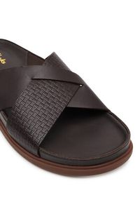 Clarks Klapki Torford Cross 26180888 Brązowy. Kolor: brązowy. Materiał: skóra