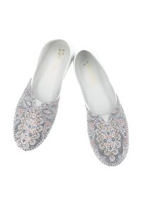 Baleriny damskie Maciejka, cholewka ze skóry naturalnej gładkiej z przodu panel tekstylny z dekoracyjnym wzorem wsuwany fason widoczne przeszycia wok. Okazja: na co dzień. Kolor: biały. Materiał: skóra. Szerokość cholewki: normalna. Wzór: gładki. Sezon: wiosna, lato. Styl: casual, elegancki #2