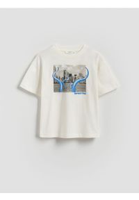 Reserved - Bawełniany t-shirt z nadrukiem - złamana biel. Materiał: bawełna. Wzór: nadruk