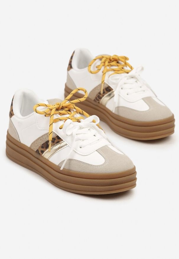 Born2be - Biało-Brązowe Sneakersy w Stylu Kultowych Tenisówek z Dodatkowymi Sznurówkami Nasalla. Okazja: na co dzień. Zapięcie: sznurówki. Kolor: biały. Materiał: jeans
