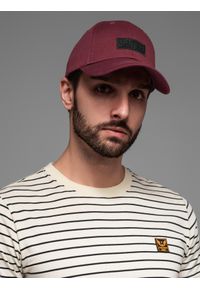 Ombre Clothing - Czapka męska bejsbolówka z daszkiem oraz prostokątną naszywką – bordowa V8. Kolor: czerwony. Materiał: bawełna. Wzór: aplikacja. Styl: klasyczny, sportowy, casual, elegancki