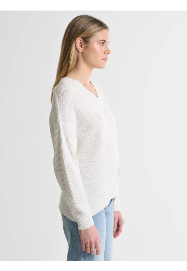 Big-Star - Sweter damski z wiskozy z dekoltem v-neck biały Cyntiana 100. Typ kołnierza: dekolt w kształcie V. Kolor: biały. Materiał: wiskoza. Wzór: ze splotem. Styl: klasyczny, elegancki