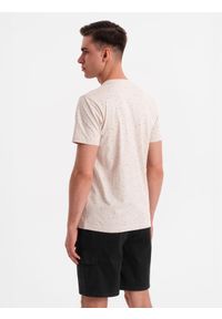 Ombre Clothing - Męski bawełniany t-shirt z nadrukiem i okrągłym dekoltem – beżowy V2. Okazja: na co dzień. Kolor: beżowy. Materiał: bawełna. Długość rękawa: krótki rękaw. Długość: krótkie. Wzór: nadruk. Sezon: wiosna, lato. Styl: casual, elegancki #3