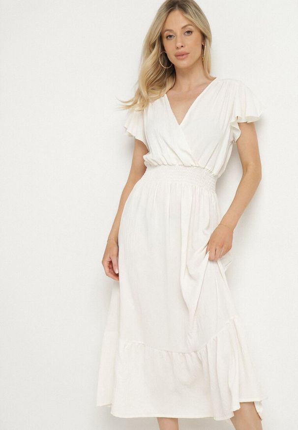 Born2be - Jasnobeżowa Sukienka o Rozkloszowanym Kroju z Kopertowym Dekoltem i Gumką w Talii Reiliana. Okazja: na imprezę, na co dzień. Typ kołnierza: dekolt kopertowy. Kolor: beżowy. Typ sukienki: kopertowe. Styl: casual, elegancki