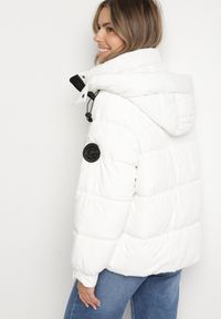 Born2be - Biała Kurtka Puffer o Fasonie Oversize z Kapturem i Naszywką Azirva. Okazja: na co dzień. Typ kołnierza: kaptur. Kolor: biały. Materiał: dzianina. Wzór: aplikacja. Styl: casual, sportowy #3