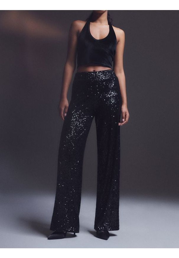 Sinsay - Top typu halter z welurowym wykończeniem - czarny. Typ kołnierza: dekolt halter. Kolor: czarny. Materiał: welur