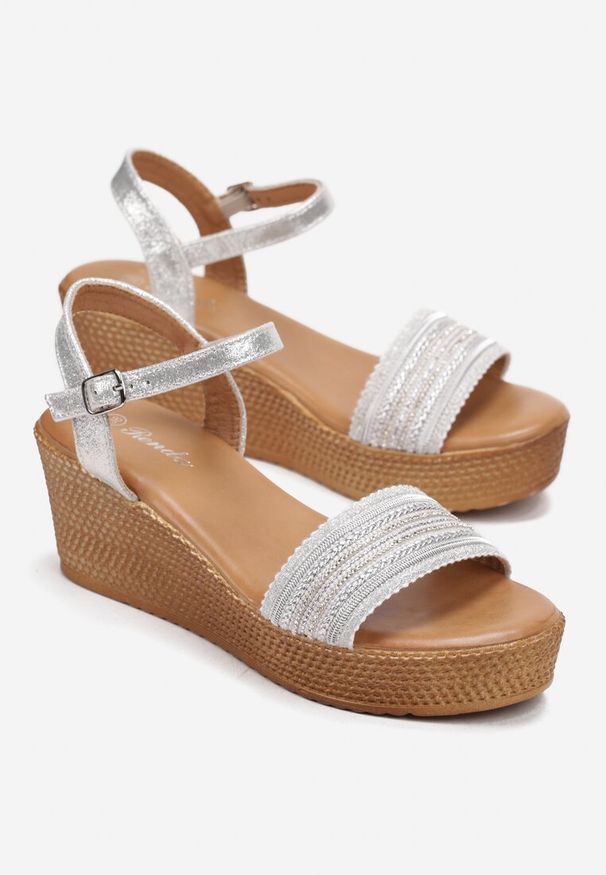 Renee - Srebrne Sandały w Stylu Boho na Plecionym Koturnie Gorbetai. Okazja: na co dzień. Nosek buta: otwarty, okrągły. Zapięcie: sprzączka. Kolor: srebrny. Wzór: koronka. Materiał: koronka, materiał. Sezon: lato. Obcas: na koturnie. Styl: boho. Wysokość obcasa: średni