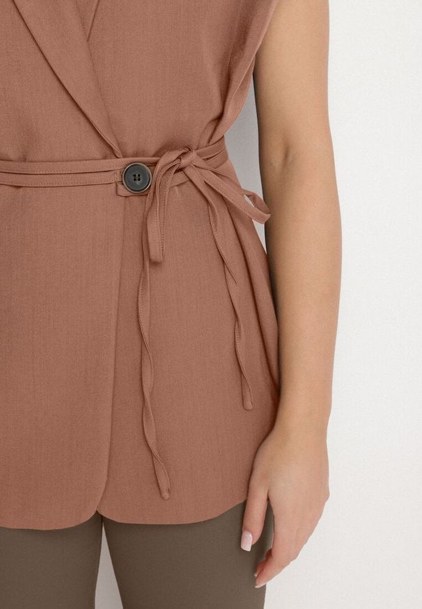 Born2be - Jasnobrązowa Garniturowa Kamizelka z Usztywnioną Linią Ramion i Paskiem Dannelli. Okazja: na co dzień, na spotkanie biznesowe. Kolor: brązowy. Materiał: jeans. Styl: casual, klasyczny, biznesowy