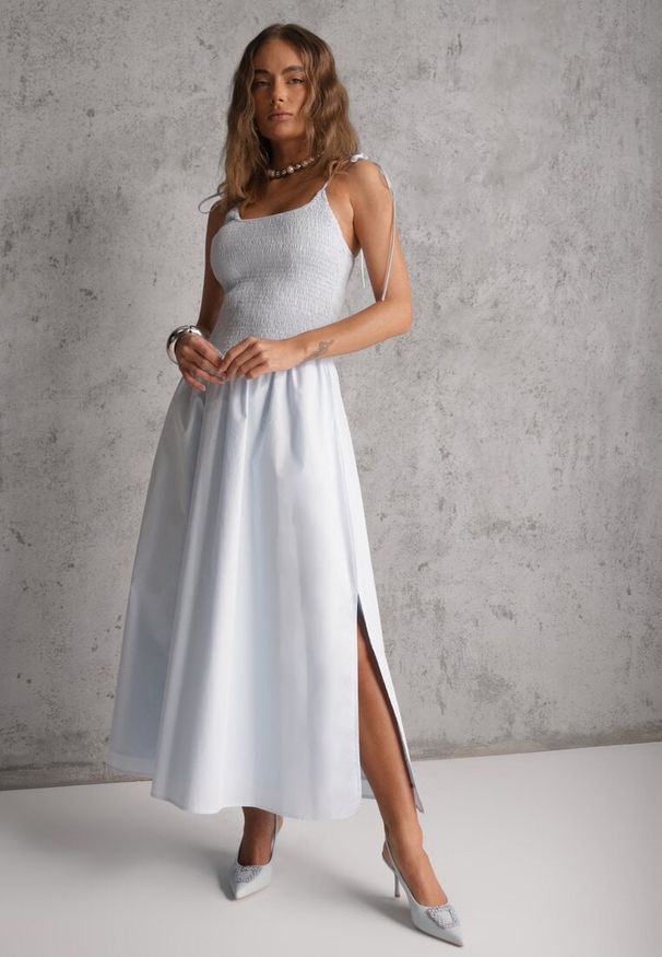 Renee - Niebieska Rozkloszowana Sukienka z Bawełny z Gumkami w Biuście i Ramiączkami na Wiązanie Omphoreia. Okazja: na co dzień, na imprezę. Kolor: niebieski. Materiał: bawełna. Długość rękawa: na ramiączkach. Typ sukienki: rozkloszowane, proste. Styl: casual, elegancki