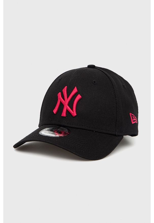 New Era czapka bawełniana kolor czarny z aplikacją. Kolor: czarny. Materiał: bawełna. Wzór: aplikacja