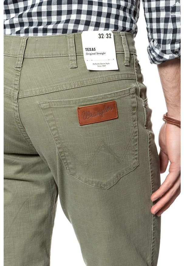 Wrangler - WRANGLER SPODNIE MĘSKIE TEXAS MOSS GREEN W12197330 112126078. Stan: podwyższony. Materiał: materiał