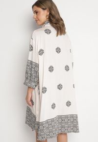 Born2be - Beżowa Wiskozowa Sukienka Ozdobiona Geometrycznym Wzorem Nalanessa. Okazja: na co dzień. Kolor: beżowy. Materiał: wiskoza. Wzór: geometria, aplikacja. Styl: klasyczny, casual, elegancki. Długość: mini #2