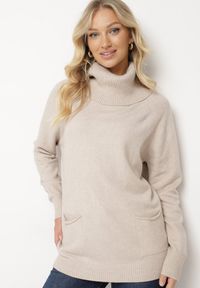 Born2be - Beżowy Golf z Wiskozą Zdobiony Wsuwanymi Kieszonkami Viaela. Okazja: na co dzień. Typ kołnierza: golf. Kolekcja: plus size. Kolor: beżowy. Długość: długie. Wzór: aplikacja. Materiał: wiskoza. Długość rękawa: długi rękaw. Styl: elegancki, casual #4