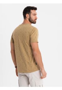 Ombre Clothing - Koszulka bawełniana z nadrukiem i okrągłym dekoltem – ciemnooliwkowa V3 - Rozmiar: L. Okazja: na co dzień. Kolor: oliwkowy. Materiał: bawełna. Długość rękawa: krótki rękaw. Długość: krótkie. Wzór: nadruk. Styl: klasyczny, casual #5