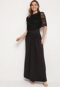 Born2be - Czarna Koktajlowa Sukienka Zdobiona Marszczeniem z Siateczkową Narzutką Millanea. Okazja: na co dzień. Kolor: czarny. Wzór: aplikacja. Typ sukienki: proste. Styl: wizytowy #1