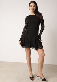 Born2be - Czarna Sukienka Koronkowa z Rozkloszowanymi Rękawami Cinatea. Okazja: na co dzień. Typ kołnierza: kokarda. Kolor: czarny. Materiał: koronka. Typ sukienki: proste. Styl: casual #2