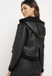 Born2be - Czarna Krótka Kurtka Biker z Kapturem i Futrzanymi Wstawkami Daithia. Okazja: na co dzień. Typ kołnierza: kaptur. Kolor: czarny. Materiał: futro. Długość: krótkie. Styl: casual #6