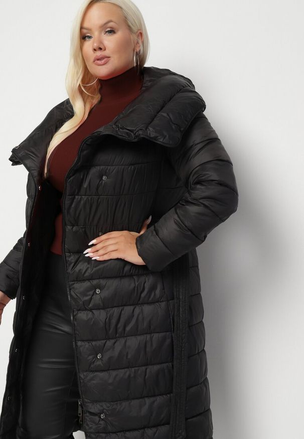 Born2be - Czarna Kurtka Pikowana z Ociepleniem i Paskiem w Talii Nerisetta. Kolor: czarny. Długość rękawa: długi rękaw. Długość: długie. Styl: elegancki