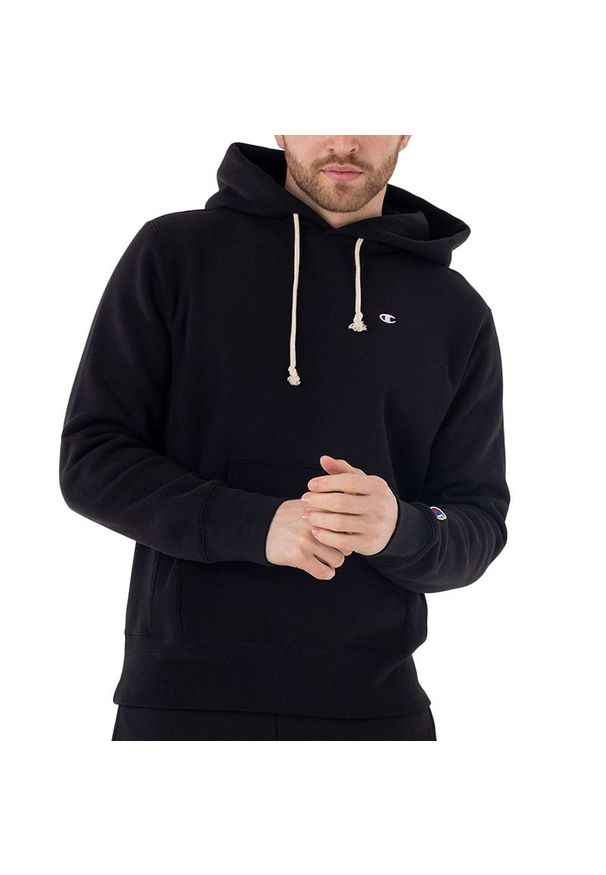 Bluza Champion Reverse Weave Fleece Hoodie 217976-KK001 - czarna. Kolor: czarny. Materiał: poliester, tkanina, bawełna. Wzór: aplikacja. Styl: klasyczny