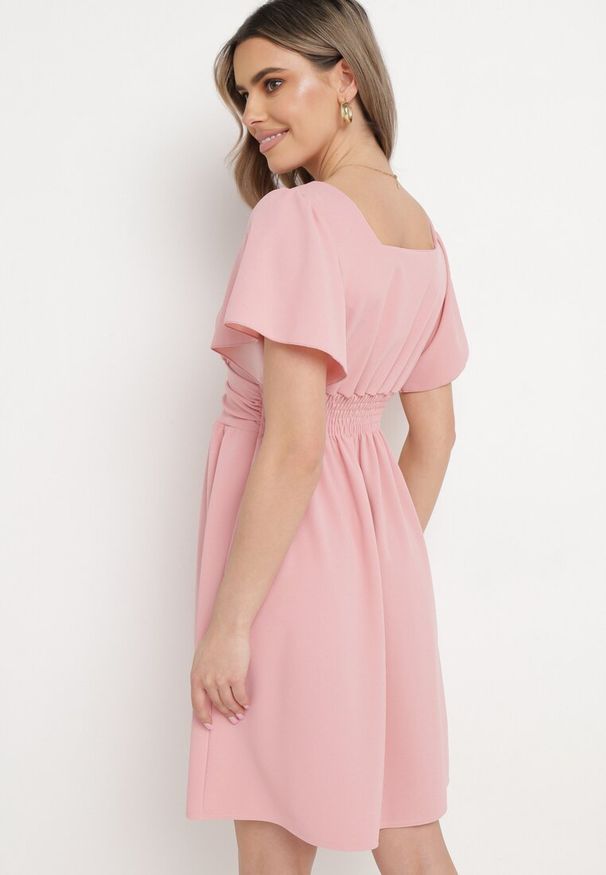 Born2be - Różowa Krótka Sukienka z Luźnym Rękawem i Gumką w Talii Bainasa. Kolor: różowy. Długość: mini