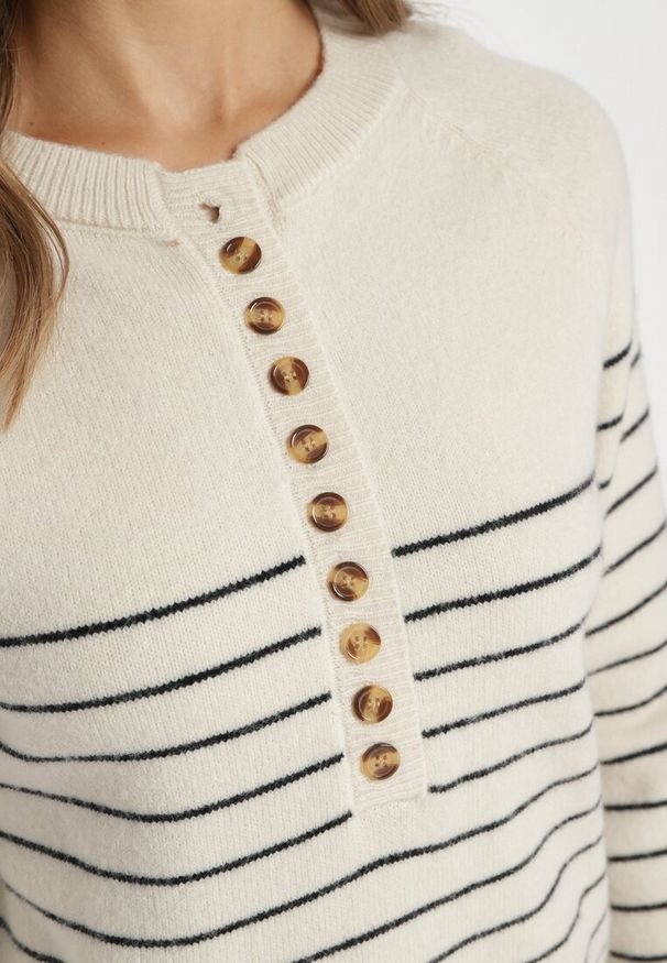 Born2be - Beżowo-Czarny Sweter w Paski Zapinany na Guziki przy Dekolcie Irinelas. Okazja: na co dzień. Kolor: beżowy. Długość rękawa: długi rękaw. Długość: długie. Wzór: paski. Styl: klasyczny, casual