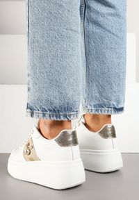 Born2be - Biało-Złote Sneakersy na Platformie z Kryształowym Owadem na Cholewce Elanorila. Okazja: na co dzień. Kolor: biały. Materiał: jeans. Szerokość cholewki: normalna. Wzór: aplikacja. Obcas: na platformie #3