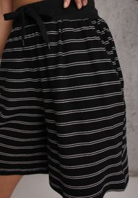Renee - Czarne Casualowe Szorty High Waist w Prążki z Bawełnianej Tkaniny Lennliss. Okazja: na co dzień. Stan: podwyższony. Kolor: czarny. Materiał: tkanina, bawełna. Wzór: prążki. Sezon: lato. Styl: casual #5