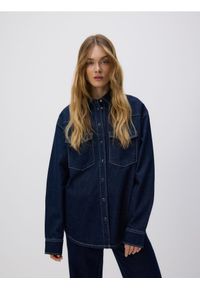 Reserved - Jeansowa koszula oversize - granatowy. Kolor: niebieski. Materiał: jeans