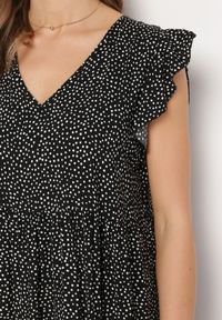 Born2be - Czarna Bawełniana Sukienka o Rozkloszowanym Kroju w Kropki Giavina. Okazja: na co dzień. Kolor: czarny. Materiał: bawełna. Wzór: kropki. Typ sukienki: rozkloszowane, sportowe. Styl: casual, sportowy #4