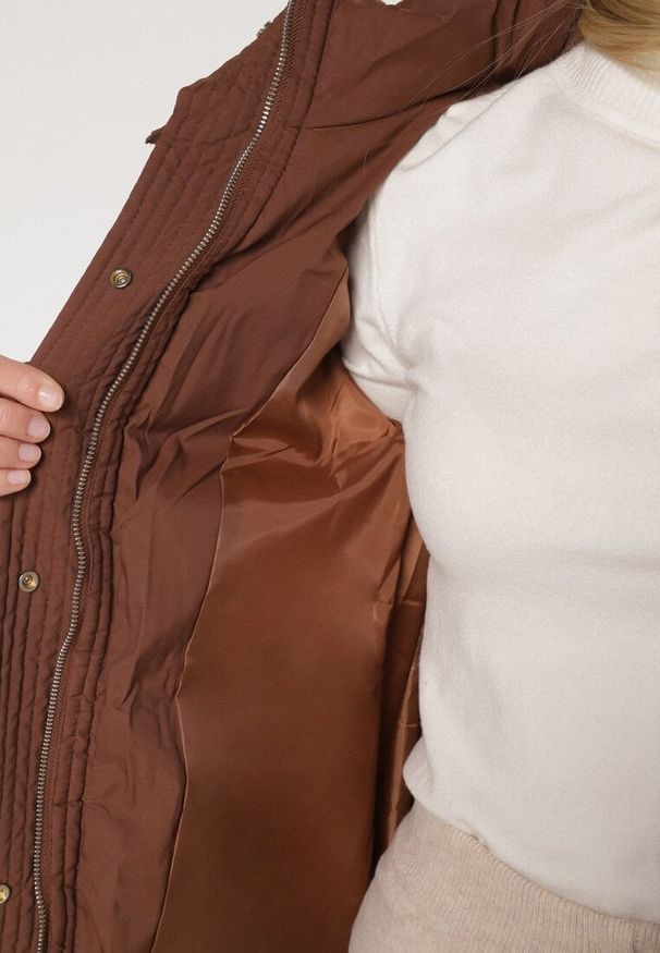 Born2be - Brązowa Pikowana Kurtka z Odpinanym Kapturem Ozdobiona Suwakami Zairens. Okazja: na co dzień, na spacer. Kolor: brązowy. Materiał: jeans, dzianina. Wzór: aplikacja. Styl: casual