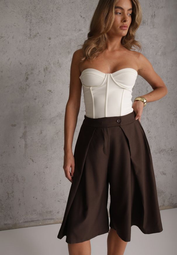 Renee - Brązowe Szeroki Szorty Eleganckie Bermudy High Waist z Zaszewkami w Talii Choniala. Okazja: na spotkanie biznesowe. Stan: podwyższony. Kolor: brązowy. Styl: elegancki