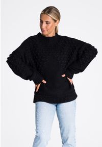 Figl - Czarny Krótki Sweter z Pomponikami. Kolor: czarny. Materiał: nylon, akryl. Długość: krótkie