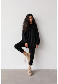 marsala-butik.pl - Spodnie dresowe typu jogger w kolorze TOTALLY BLACK - DISPLAY-XS. Stan: podwyższony. Materiał: dresówka. Styl: elegancki #1