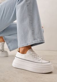 Born2be - Białe Trampki VICES na Grubej Podeszwie Zdobione Lamówką Riosara. Okazja: na co dzień. Kolor: biały. Materiał: jeans. Wzór: aplikacja. Styl: casual, elegancki, sportowy, klasyczny #4