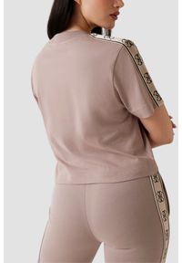 Guess - GUESS Różowy bawełniany t-shirt damski z lampasami Britney, Rozmiar S. Okazja: na co dzień. Kolor: różowy. Materiał: bawełna. Styl: elegancki, casual, sportowy #4