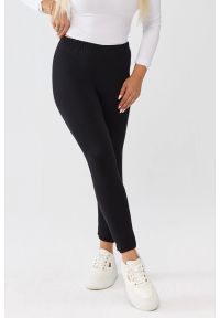 Moda Size Plus Iwanek - Klasyczne wygodne czarne legginsy OVERSIZE PLUS SIZE XXL. Okazja: na co dzień, na spacer. Kolekcja: plus size. Kolor: czarny. Materiał: tkanina, dzianina, materiał, bawełna, elastan. Długość: krótkie. Wzór: gładki. Styl: klasyczny